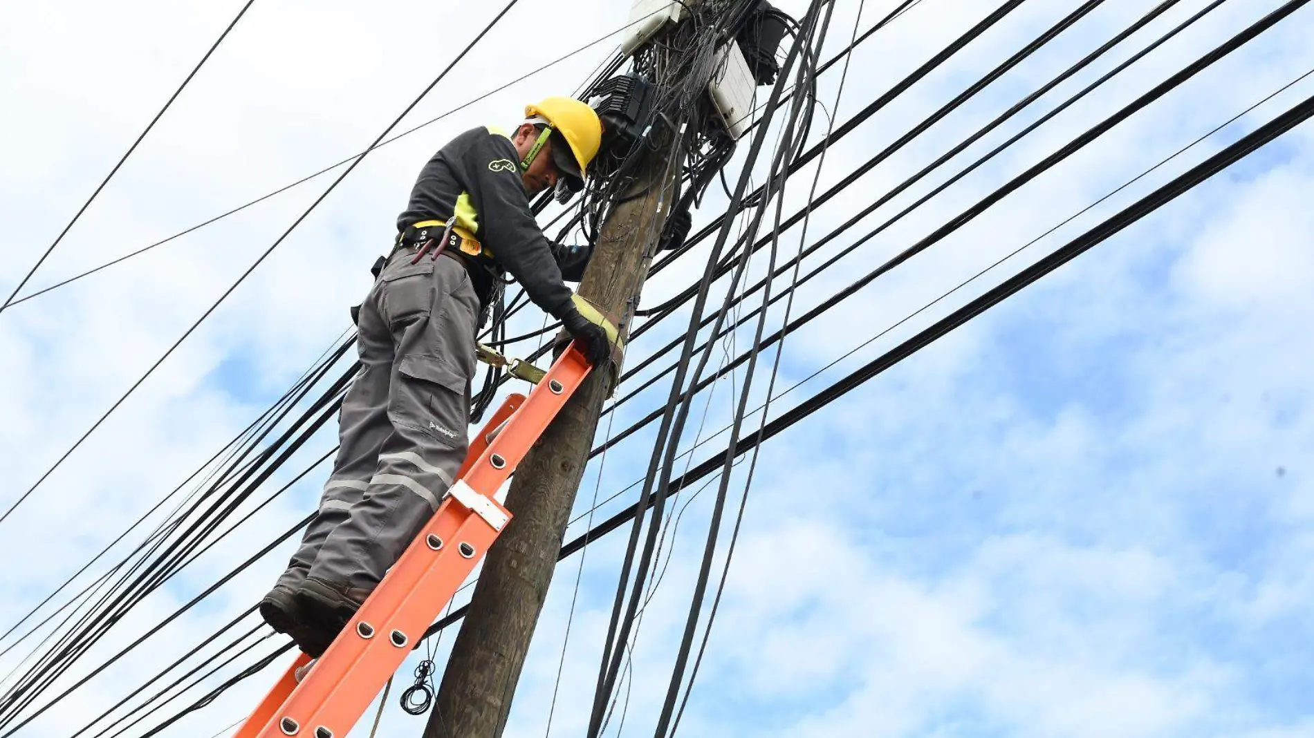 Disminuyen riesgos para la población con retiro de cableado  (2)